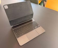 Apple Magic Keyboard for 13 inch iPad Pro