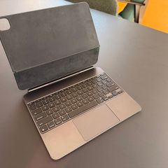 Apple Magic Keyboard for 13 inch iPad Pro