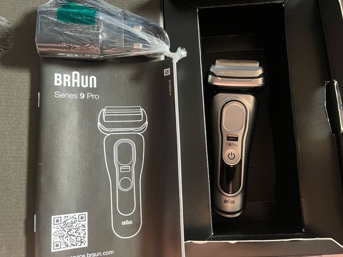 Braun Series 9 Pro Electric Shaver 4+1 head wet & dry razor with SmartCare 5 in 1 charging Cleaning station BRAND NEW