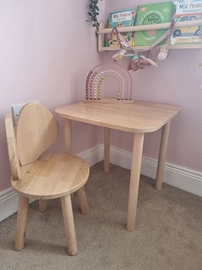 kids table and chair