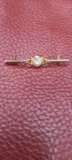 Vintage jewelry is sold individually for 5 to 10 euros