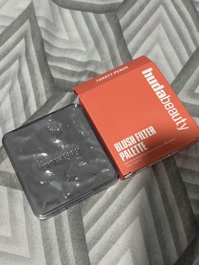 Huda blush palette