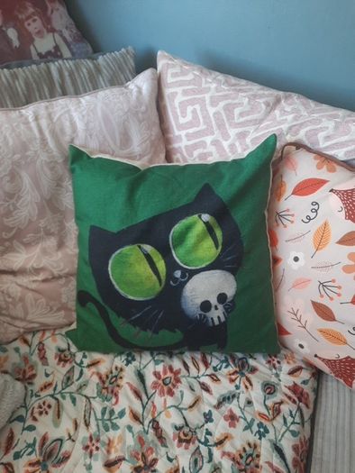 heart of house cat&skull cushion