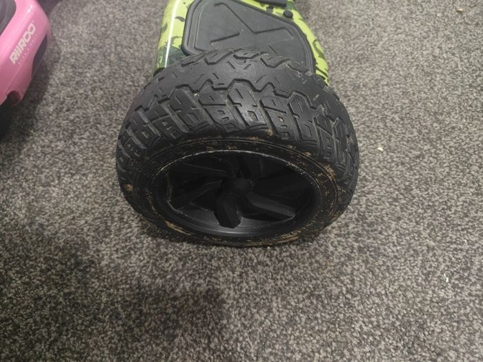 2 hoverboards comes with 1 charger