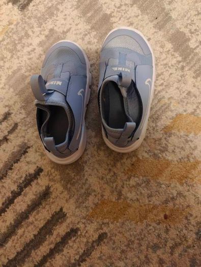 kids Nike trainers 9.5 uk