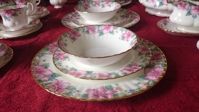 Rare 45 Piece Royal Albert Lydia Bone China Gold Gilt Dinner And Tea Service / Set For 6 Person Setting Made In England