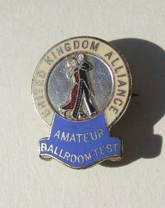 UNITED KINGDOM ALLIANCE (UKA Dance) - a vintage proficiency award badge for Amateur Ballroom dancing (1950's)