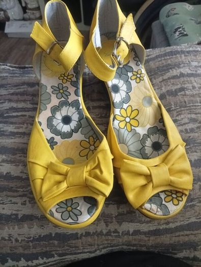 ladies sandals pairs  please see photos