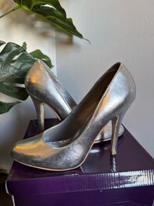 Ladies heels size 6