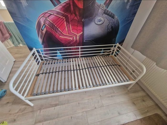 Stylish White Metal Daybed / Single Bed Frame