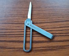 Vintage tri-fold pocket knife features a "COMPLIMENTS MUSGRAVE & CO LTD" engraving made by Warriss Sheffield England