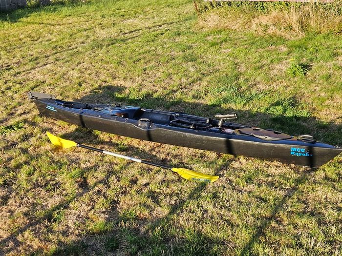 Fishing Kayak with seat and paddle - excellent condition