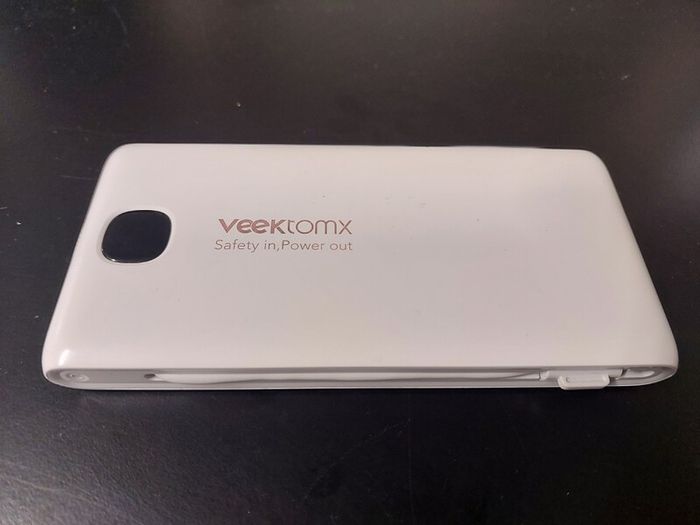 VEEKTOMX 10,000mAh Power Bank Built-in USB-C Lightning Cables