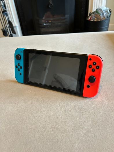 Nintendo Switch Plus 4 Games and Case.