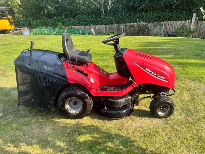 Ride on lawnmower