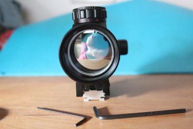 Omegon red dot finder to fit dslr flash shoe.