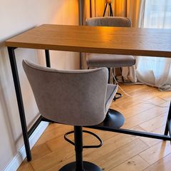 Solid Oak Bar Table with 2 Upholstered Bar Stools