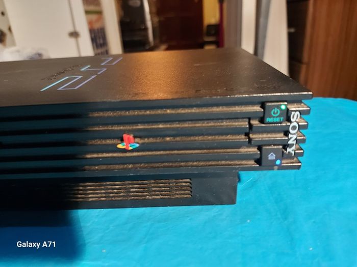 Playstation 2 Model SCPH-30003 R, Powers on and off, Opens and closes disk tray, Comes with power lead only