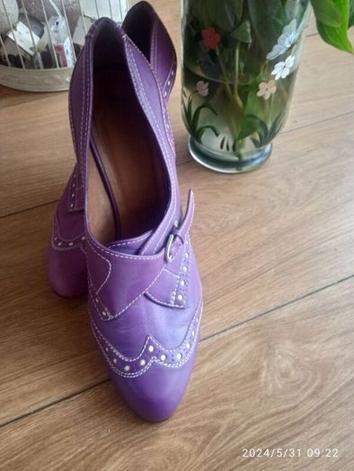 Retro style shoes