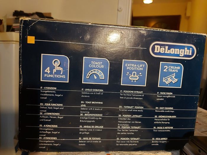 DeLonghi 4 Slice Toaster, Model CTOC4003.BL, in excellent condition and works perfect