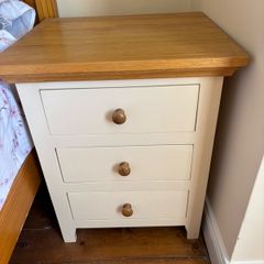 2 x bedside lockers