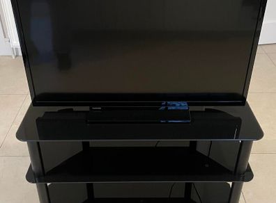 Toshiba 32 inch Smart TV, Antenna + Stand