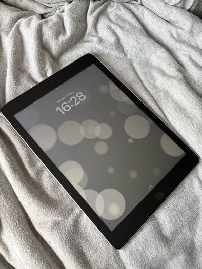 Apple iPad 5th Generation (A1822) 32GB Wifi- Fully Working- Touch ID - Includes Case
