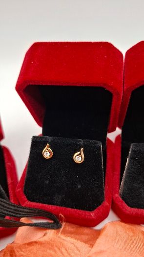 Selection of 9ct gold stud earrings