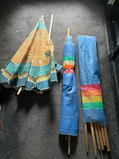 Beach windbreakers & parasol