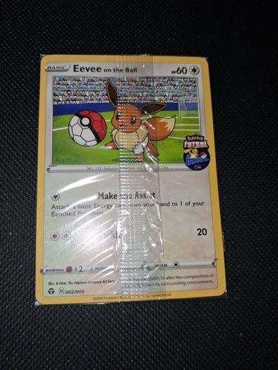 Pokemon Card : Eevee on the ball 002