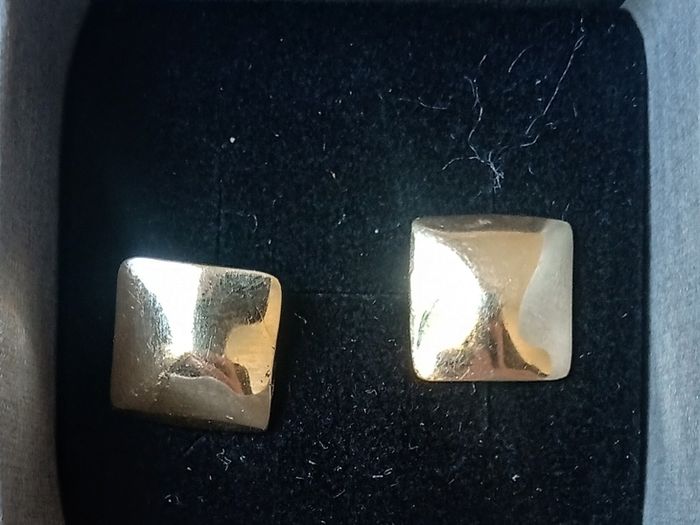 9ct gold stud earrings 4.35g