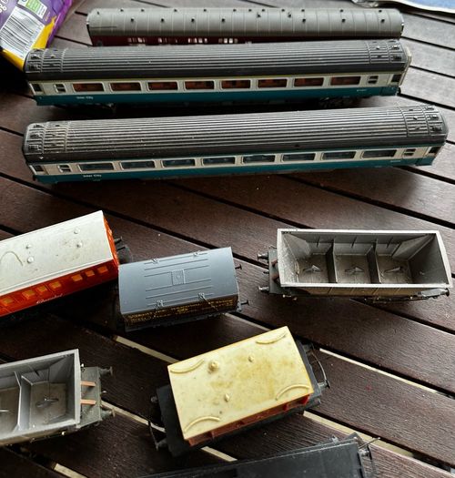 Some random parts for hornby trains. Included is 2 British rail coaches in need of repair. A Harry Potter coach. Also various goods trucks