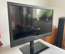 32 inch flatscreen TV (non smart)