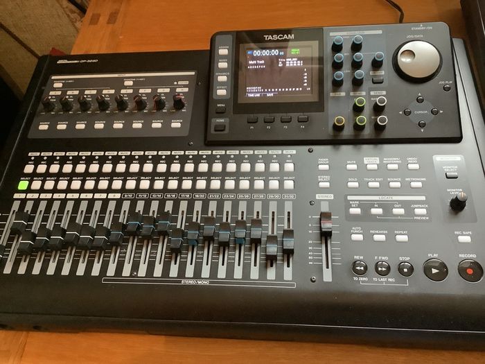 TASCAM DP-32-SD   32 track digital recorder