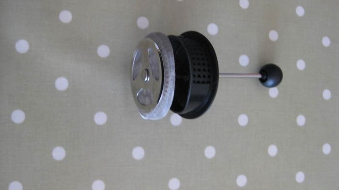 small/single cup black French press/cafietier lid with filters included