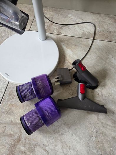 Dyson V11 Absolute Cordless Vacuum + Freestanding Dok Stand, Extra Filters & Spare Motor