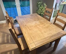 Kitchen table with x4 chairs