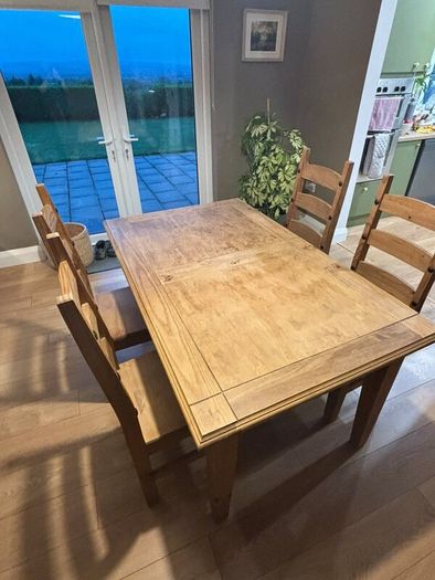 Kitchen table with x4 chairs