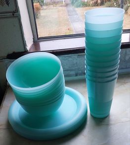 Picnic plates, bowls and beakers
