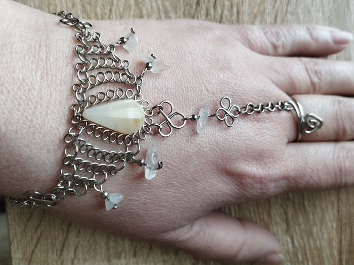 Bracelet-ring with rose quartz.