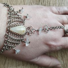 Bracelet-ring with rose quartz.