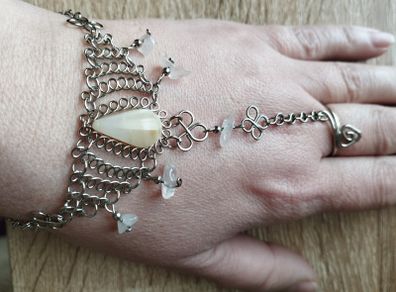 Bracelet-ring with rose quartz.