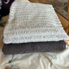 2 clean towels