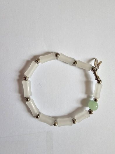 Brand New White Beaded Stretch Bracelet with Bamboo-Inspired Beads