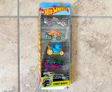 Hot Wheels 2025 Street Beasts die-cast 1:64 5-Pack (JBJ90 JA10C) NEW & SEALED