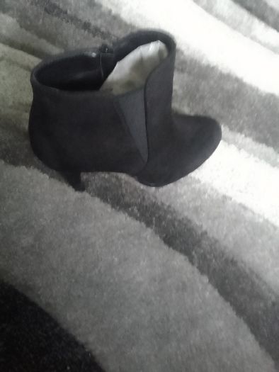 Black zip ankle boots - size 6
