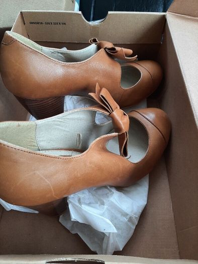 Beautiful new genuine leather Rocha John Rocha shoes