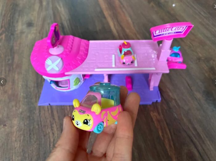 Cutie cars and 2 buildings QT