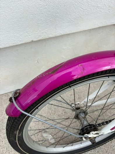 Girls 20 Inch Bike. Age 6-8.