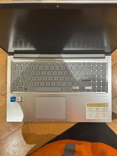 Asus Tek Vivobook laptop
